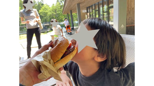 つきののハンバーガーを食べる息子