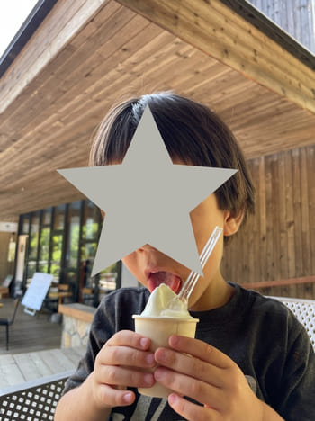 ファームデザインズのソフトクリームを食べる息子